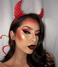 Maquillaje de diabla: ¡la más sensual y no solo en Halloween! | Revista KENA México Girl Devil Makeup Halloween, Halloween Makeup Women Easy, Diy Devil Costume Women Make Up, Devil Cute Makeup, Devil Costume Women Ideas, Womens Devil Makeup, Make Up Diabla, Devil Make Up Halloween Easy, Lucifer Halloween Costume