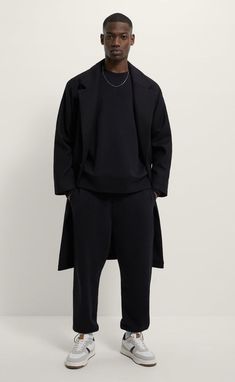 Black Overcoat Men Outfit, Monochromatic Outfit Men, Mens Minimalist Wardrobe, Minimalist Outfit Men, Black Monochromatic Outfit, Oversized Outfit Men, Capsule Wardrobe Men, Men's Capsule Wardrobe, Black Outfit Men