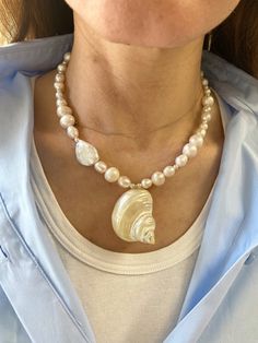 Seashell Necklace, Pearl Necklace With Shell Pendant, Mermaid Core, Summer Jewelry, Mismatched Freshwater Pearl Necklace - Etsy Seashell Necklace Aesthetic, Unique Wedding Jewelry, Sea Shell Necklace, Mermaid Core, Seashell Earrings, Seashell Jewelry, Seashell Necklace, Freshwater Pearl Necklace, Summer Necklace