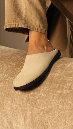 #amatto #clogs #fall #falloutfitsforwomen #shoes #shoesaddict #sabo #fallwinter Womens Clogs And Mules, Suede Clogs, Women's Clogs, Early Fall Outfit, Interview Outfit, Leather Clogs, Fall Street Style, Clogs Shoes, Winter Outfits Women