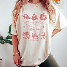 Get ready to be OBSESSED with your new Charles Dickens A Christmas Carol shirt. It's the cutest and most trendy way to combine all those important trendy literary and Christmas crewneck vibes! This is the perfect Christmas light academia shirt!  * Q U I C K * F A C T S * ✺  All shirts are UNISEX ✺  100%  ringspun cotton (fiber content may vary for different colors) ✺  Soft-washed, garment-dyed fabric brings extra coziness ✺  Wash and dry normally (on cool for best results) ✺  Sewn-in twill label * S I Z I N G * ✺ For an oversized fit, select two or three sizes up from your normal size ✺ Model is wearing size L  ✺ Sizing runs true to size ✺ Relaxed fit ✺ Most women find their typical size works best, since they are meant to fit a touch loose ✺ See Size guide and fit in images          * S H Holiday Cotton Graphic Tee Shirt, Cotton Graphic Tee Shirt For Holidays, Holiday Cotton Shirt, Cotton Shirt For The Holiday Season, Snowflake Shirt, Charles Dickens Christmas, Dickens Christmas, Snowman Shirt, A Christmas Carol