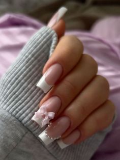 Simple White Square Nails, Girly Acrylic Nails Short, Nail Inspo Summer Square, Square French Tip Nails With Design, Bow Design Nails, French Tip Nails With Design Square, French Tip With Design Acrylic, French Tips With Charms, Easy Nails For Beginners