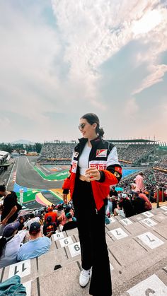 Ferrari Outfit F1, Outfit For Car Show, F1 Race Outfit Ideas, Ferrari F1 Jacket Outfit, F1 Wags Outfits Ideas, Formula 1 Style, Gp Outfit Ideas, F1 Wags Outfits Paddock, F1 Gp Outfit