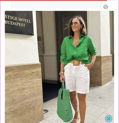 Short Outfits Over 50, Bermuda Shorts Outfit, Dressing Chic, Short Blanc, Chic Summer Style, Summer Style Guide, Chic Summer Outfits, Stylish Summer Outfits, Summer Outfit Ideas