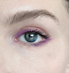 Eyeliner Looks With Color, Easy Light Pink Eyeshadow Looks, Green Eyes Purple Eyeliner, Simple Color Eye Makeup, Subtle Colorful Makeup, Colorful Alt Makeup, Fun Easy Makeup, Easy Eyeliner Ideas, Simple Colorful Makeup