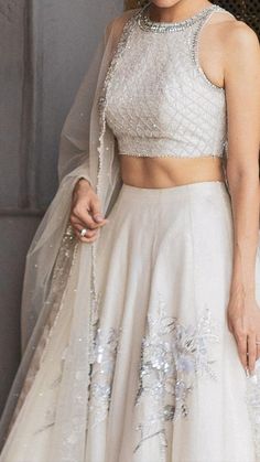 White Lehenga Ideas, Lehanga Designs Sabyasachi, Blouses For Lehnga, Indian Lahanga Design, Desi Lehanga, Lakhnavi Blouse Design, Lahnga Design Latest Simple, Lehenga With White Blouse, Leghana Design For Reception