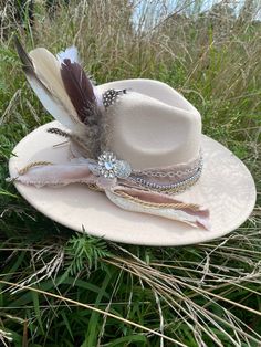 Wedding Cowgirl Hat, Rodeo Attire, Boho Hats, Hat Bar, Cowgirl Wedding, Hat Cream, Boho Hat, Western Outfits Women, Cowgirl Hat