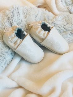 These leather moccasins are perfect for your babies first steps❤️🐰Shop Now @bunbuncorp #babymoccasins #babyshoes #babyfashion #babyshowergift #bunbuncorp Spring Cream Leather Shoes With Rubber Sole, Comfortable Beige Leather Shoes, Comfortable Beige Leather Shoes With Rubber Sole, White Slip-on Moccasins With Round Toe, Comfortable White Leather Shoes, Spring Leather Booties With Soft Sole, Comfortable White Leather Shoes With Round Toe, White Round Toe Comfortable Leather Shoes, Adjustable Round Toe Slippers With Rubber Sole