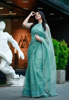 Sarees For Girls, Saree Wearing, Indian Sari Dress, Perhiasan India, Sari Dress