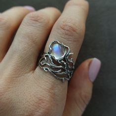 Grande bague de style naturel avec pierre de lune de superbe qualité. Anneau lumineux et perceptible! N'importe quelle taille peut être faite. Modèle confortable pour la taille 7,5 US. Peut être redimensionné si nécessaire. Envoyez-moi simplement un message de la taille dont vous avez besoin! La bague en argent sterling peut être un excellent cadeau pour votre mariée, votre mère, votre sœur, votre amie ! * * * *  Toutes les pièces sont envoyées dans une boîte cadeau ! Vous n'avez pas à penser à l'emballage de Votre cadeau ; Argent sterling, pierre de lune Taille : 7,5 US * * * * * * * * * * VEUILLEZ NOTER! Le produit peut varier légèrement en couleur en fonction des paramètres de votre moniteur ! VOUS pouvez toujours me demander des photos ou des vidéos supplémentaires du produit ! * * * * Mystical Sterling Silver Moonstone Ring, Ethereal Silver Moonstone Ring, Mystical Silver Moonstone Cabochon Ring, Unique Cabochon Moonstone Ring, Mystical Silver Opal Ring, Magical Sterling Silver Moonstone Ring Gift, Mystical Silver Moonstone Open Ring, Ethereal Silver Crystal Ring With Moonstone, Ethereal Silver Rings With Gemstones