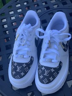 - Authentisch, ganz neu im Karton.
- 100 % handgefertigt bis zur Perfektion.❤️
- Jedes Paar ist einzigartig und einzigartig .🌷
- Wasserdicht und kratzfest.😊 Black Air Force 1, All White Sneakers, Custom Shoes Diy, Jordan Shoes Retro, Custom Air Force 1, Shoe Company, Diy Shoes, Custom Sneakers, Sneaker Brands