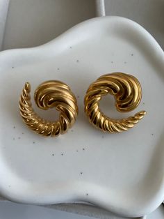 ✨Embrace the art of seduction with our Taylor Gold Earrings. ✨These stunning pieces are a masterclass in modern elegance, featuring a twisted, spiral design that wraps around your earlobe with a sultry allure. ✨The Taylor earrings are not just an accessory—they're an invitation to indulge in your most glamorous fantasies. ✨Their bold, sculptural form creates a mesmerizing effect, ensuring all eyes are on you. Perfect for the woman who dares to stand out, these earrings are the ultimate statement of confidence and style. ✨Let your presence be unforgettable with the Taylor Gold Earrings. Elegant Spiral Hoop Earrings For Gift, Elegant Spiral Hoop Earrings As Gift, Elegant Twisted Earrings For Pierced Ears, Spiral Single Earring For Party, Elegant Gold Spiral Wrap Earrings, Elegant Spiral Earrings As Gift, Elegant Swirl Hoop Earrings As Gift, Modern Spiral Earrings For Formal Occasions, Elegant Spiral Metal Earrings