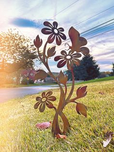 Rusty Metal Garden Art, Metal Garden Screens, Funky Flowers, Gardening Decor, Unique Garden Decor, Art Pole, Outdoor Metal Wall Art, House Guests, Gardening Gifts