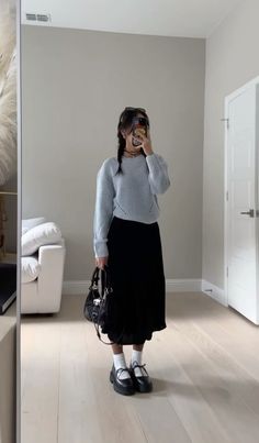 Christmas Outfit Modest, Midi Skirt With Sweater Outfit, Autumn Midi Skirt Outfit, Hot Fall Outfits Weather, Blue Maxi Skirt Outfit, Aunt Aesthetic, Black Maxi Skirt Outfit, Model Off Duty Look, Midi Skirt Outfit Winter