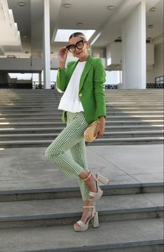 Green Gingham Outfit, Green Gingham Pants Outfit, Gingham Blazer Outfit, Green Gingham Pants, Gingham Pants Outfit, Bold Fashion Outfits, Mannequin Ideas, Outfit Verde, Wicker Clutch