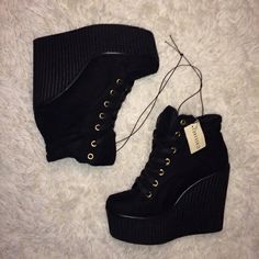 Diy Heels, Sneaker Wedges, Platform Wedges Shoes, Shoes Heels Classy, Cute Shoes Heels, Wedges Black, Stunning Shoes, Fancy Shoes, Forever 21 Shoes