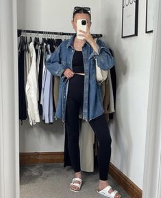 Long Sleeve Denim Shirt Women, Baggy Denim Shirt Outfit, Denim Shirt Spring Outfit, Denim Shirt Style Women, Denim Shirt With Sweater Outfit, Oversized Dark Denim Jacket Outfit, Dark Blue Denim Shirt Outfit Woman, Long Sleeve Jean Shirt Outfit, Dark Blue Oversized Shirt Outfit