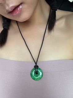 Collier  Aventurine

 Dans la culture chinoise, on dit que le baby lock protège la personne du danger et de la maladie et symbolise la longévité. Ajoute une touche de vert frais à n’importe quelle tenue.

 Aventurine naturelle. Fabriqué à la main par sculpture et polissage. En raison des caractéristiques naturelles de la pierre précieuse, chaque pièce peut varier légèrement en termes de couleurs et de textures.


 Poids : 3g
 Pendentif : aventurine, 15 mm x 13 mm x 8 mm
 Chaîne réglable : argent sterling S925 plaqué vieux , longueur 400-450 mm

 [#autre]

 Entretien du produit

 Évitez de cogner contre des surfaces dures. Les morceaux de jade sont fragiles et se briseront lorsqu'ils seront frappés par des objets durs. Assurez-vous d'enlever vos bijoux avant d'aller nager dans une piscine Go Swimming, Baby Lock, August Birthstone Jewelry, July Birthstone Jewelry, Jade Necklace, Zodiac Jewelry, Jewelry Ring Box, Pearl Jewellery Earrings, Jade Jewelry