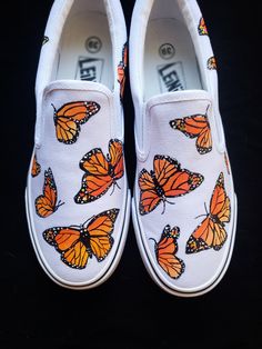 This fabulous pair of custom hand-painted shoes has a flutter of Monarch Butterflies, featuring their most important food source, the milkweed! 🦋 Butterfly Painted Shoes, Draw On Shoes Ideas, Hand Painted White Custom Sneakers For Summer, Hand Painted Shoes Diy, Posca Shoes, Customised Shoes, Sharpie Shoes, Decorate Shoes, Artsy Shoes