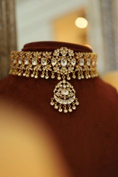 This opulent choker set is fit for a bride and even her close ones attending the wedding. This choker is a perfect amalgam of timeless style and drama that draws in attention. Necklace Closure - Adjustable Dori Earrings Closure - Push Back Style Tip - When it comes to getting a classic look, nothing can be better than kundan. This necklace set is fit for a woman who is fiercely independent yet rooted in traditional and cultural heritage, carving her own style with classic and timeless fashion ch Luxury Gold Plated Kundan Necklace For Festive Occasions, Luxury Kundan Choker Necklace With Cutdana, Bridal Kundan Jewellery Set Gold, Ornate Luxury Kundan Necklace For Gift, Luxury Gold Kundan Necklace, Real Gold Bridal Jewellery Indian, Choker Necklace Designs Kundan, Traditional Gold Kundan Necklace, Pakistani Choker Necklace