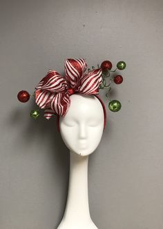 Christmas Head Piece, Crazy Christmas Hat, Christmas Hats Ideas, Christmas Headband Diy, Christmas Fascinator, Diy Christmas Hats, Ugly Christmas Sweater Ideas, Christmas Headdress, Holiday Headpiece