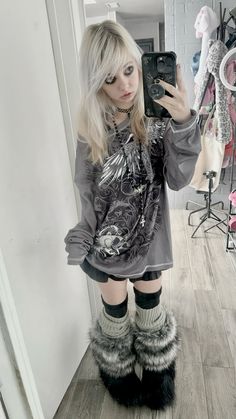 emo y2k grey fit Alt Clothing Aesthetic, Grey Y2k Outfit, Alt Y2k Aesthetic, Drain Core Outfits, Emo Fits Girl, Drainer Core Outfits, Emo Fit Ideas, Alt Outfit Inspo Fem, Y2k Punk Outfits