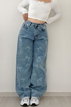 Women's Ribbon Printing with tie bow pattern oversize Blue Jean Trousers ibbon Printing Jeans are an indispensable part of your wardrobe. The pants, which are the choice of those who want to achieve both a stylish and cool look, can be easily combined. The pants models, which are the key pieces of every season, summer and winter, provide advantages with different designs and cut models. Especially the oversize pants models, which have been quite trendy in recent times, are the leading pieces in different styles. Don't forget to take a look at our different pants models before they run out.. As long as the specified washing instructions are followed, you can use them safely for many years with their durable fabric. Trendy Spring Bottoms With Bow Detail, Jeans With Bows, Ribbon Jeans, Aesthetic Y2k Outfits, Oversize Pants, Bow Jeans, Jean Trousers, Oversized Pants, Denim Inspiration