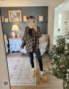 Comfy New Mom Outfits, Mom Fashion Casual, Flannel Lounge Outfit, Casual Athleisure Outfits Winter, Carhartt Fashion Woman, Cold Weather Spring Outfits Casual, Cute Winter Lounge Outfits, Mum Outfits Mom Style Winter, Nanny Outfit Ideas Casual