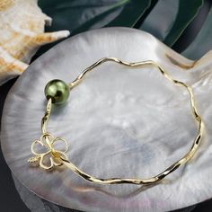 This Bangle Bracelet Features A Beautiful Shell On Tarnish Resistant Gold Hammered Wire. Green Shell And Hibiscus Charm. Very Comfortable And Light Weight While Sturdy Enough To Hold Its Shape. The Band Is Approximately 2mm In Width. The Hammered Design Gives This Bracelet A Beautiful Lusturous Shine. Pearls Are Approximately 9-10 Mm In Size. This Is Gold Plated Jewelry, Not Gold Filled Or Solid Gold. Bracelet Measurements: Size 6.5 - Toddler Size 7 - Childrens Size Size 7.5 - Small Womens Size Hawaii Bangles, Hawaiian Bangles, Gold Green Necklace, Bracelet Measurements, Hawaii Aesthetic, Custom Charm Bracelet, Kate Spade Bangle, Solid Gold Bracelet, Pearl Jewels