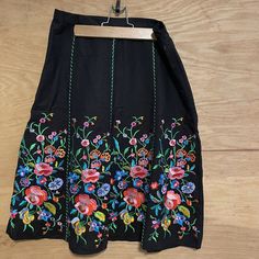 Nwt Linea Louis Dell'olio Black Colorful Floral Embroidered Skirt Woman’s Sz 4. No Rips Tears Or Stains Smoke-Free Home. See Measurments In Photos. Traditional Lined Skirt For Spring, Spring Festival Skirt With Multicolor Embroidery, Multicolor Floral Embroidered Skirt For Festivals, Black Cotton Skirt With Floral Embroidery, Floral Embroidered Festival Skirt, Traditional Embroidered Spring Skirt, Traditional Embroidered Skirt For Spring, Folk Style Multicolor Embroidered Skirt, Folk Style Embroidered Multicolor Skirt