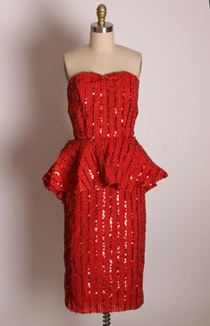 Späte 1970er Jahre rote Pailletten trägerlos knielanges formelles Kleid für Festzug Schößchen Taille Kleid Dieses Kleid verfügt über: *Rote Grundfarbe * Mit Pailletten bedeckt * Ohne Träger * Schößchen Taille *Knielänge *Reißverschluss hinten Größe: XS Maße: Brustumfang: 82 cm Taille: 66 cm Hüftumfang: 97cm Länge: 100 cm Zustand: Hervorragend Bei Fragen wenden Sie sich bitte an uns! Noch mehr Vintage XX Small- X Small finden unter: https://www.etsy.com/shop/NaughtyKittyVintage?section_id=1760597 Matching Robes, Red Sequin, Waist Dress, Dance Dresses, Dress Clothes For Women, Dresses Xs, Off Shoulder Dress, Flapper Dress, Knee Length