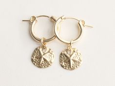 14k Gold Filed Sand Dollar Earrings, Gold Earrings, Starfish Earrings, Beach Earrings, Seashell Earrings, Beachy jewelry, Drop Earrings, Gold Dollar Earrings, Simple Earrings, Earrings Gift for Her Friend, Summer Jewelry, Tropical Earrings, Ocean Lover Gift - 14k gold filled 11mm sand dollar charm AVAILABLE SIZE + 15mm Gold Filled Flex Hoop Earrings - Sold as a pair - Material: 14k Gold Filled - Tarnish free, hypoallergenic, nickel free and safe for sensitive skin 💰 We guaranteed fair pricing o Yellow Gold Starfish Earrings With Starfish Charm, Gold Jewelry With Matching Earrings For Holiday, Gold Pierced Hoop Earrings For Beach, Yellow Gold Starfish Earrings For Gift, Gold Nickel-free Earrings For Vacation, Nickel-free Gold Earrings For Vacation, Starfish Charm Drop Earrings As Gift, Starfish Charm Drop Earrings For Gift, Gold Earrings With Ear Wire For Holidays