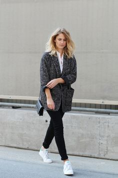 Like a street style star. Strand Outfit, Black And White Sneakers, Mode Casual, Outfit Trends, Minimal Chic, Mua Sắm, Looks Chic, Sneakers Outfit, Mode Inspiration