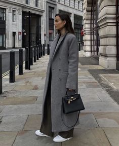 Grey Winter Coat Outfit, Long Grey Coat Outfit, Grey Coat Outfit Winter, Oversized Coat Outfit, Grey Coat Outfit, Wool Coat Outfit, Aesthetic Winter Outfit, Aesthetic Winter Outfits, Long Coat Outfit