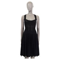 100% authentic Alaïa sleeveless flared dress in black viscose (85%), polyester (10%) and polyamide (5%). Features square neckline and scalloped hem. Opens with a zipper on the back. Has been worn and is in excellent condition. Measurements Tag Size 40 Size M Shoulder Width 27cm (10.5in) Bust From 29cm (11.3in) Waist From 66cm (25.7in) Hips From 122cm (47.6in) Length 101cm (39.4in) All our listings include only the listed item unless otherwise specified in the description above. Sleeveless Knit Dress, Azzedine Alaia, Sleeveless Knit, Flared Dress, Scalloped Hem, Square Necklines, Square Neckline, Flare Dress, Day Dresses