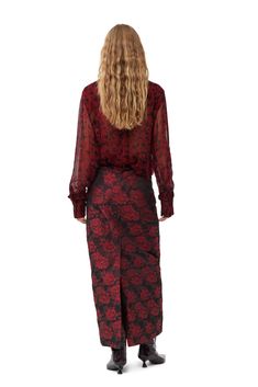 This sustainable long skirt by Ganni comes in an elegant botanical jacquard fabric that was created from recycled polyester so you can not only look good but also feel good! Style with black patent leather boots. Printed Long Skirt, Jacquard Skirt, Holiday Party Outfit, Denim Maxi Skirt, Botanical Pattern, Denim Flares, Jacquard Fabric, Fashion Books, Sweater Skirt