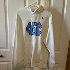 Brand New Nike North Carolina Sweatshirt - Excellent Condition White Hooded Fan Apparel Top, White Hoodie With Drawstring For Fan Gear, White Hoodie For Fan Gear, White Hooded Hoodie For Fan Gear, White Hooded Sports Top, White Hooded Top For Sports, White Long Sleeve Hoodie For Sports Season, White Fleece Sweatshirt For Spring, Nike Long Sleeve Fan Apparel Hoodie