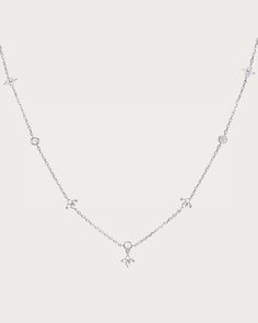 Clover est le meilleur choix pour ajouter un style tendance et élégant. Un design élégant avec une pierre de zircone cubique et des détails en argent sterling rendra votre look charmant dans la foule.
 
 
 
 Matériaux : argent sterling plaqué platine, zircone cubique
 
 Mesures : 15"/381 mm de longueur, plus chaîne d'extension de 2"/51 mm En Route Jewelry, Clover Earrings, Gold Collar, Clover Necklace, Lucky Clover, Selling Products, Pearl Flower, Silver Pieces, Fashion Mode