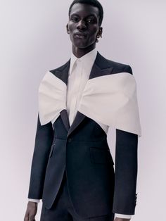 @McQueenA single-breasted tailored jacket with integrated hand-draped bow detailing in contrast ivory microfaille and an ivory silk poplin shirt. High Fashion Men, Mode Costume, Androgynous Fashion, Futuristic Fashion, Ivory Silk, Poplin Shirt, Fesyen Wanita, Fashion Details