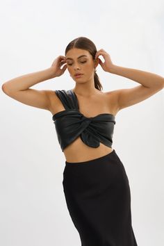 Exprimez votre côté ludique avec le haut Jolie - un crop top unique et intrigant qui ne manquera pas de faire tourner les têtes. Avec son design de boucle en forme de nœud distinctif à l'avant et sa silhouette à une épaule, ce haut fait ressentir la joie et la féminité. Agencez-le avec votre jupe ou pantalon taille haute préféré et un accessoire audacieux pour une tenue captivante. Chic Black One-shoulder Crop Top, Chic One-shoulder Stretch Crop Top, Luxury Elegant One-shoulder Asymmetrical Top, Chic Off-shoulder Crop Top With Ruffles, Luxury Black One-shoulder Top With Asymmetrical Neckline, Bow Design, One Shoulder Tops, Statement Jewelry, Shoulder Top