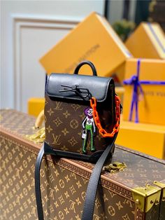 Size: Standard Size It comes with Dust box, Care manual, Tag, and Paper bag. Luxury Bag, Black Purses, Vuitton Bag, Louis Vuitton Bag, Luxury Bags, Clutch Bag, Paper Bag, Top Handle Bag, Louis Vuitton