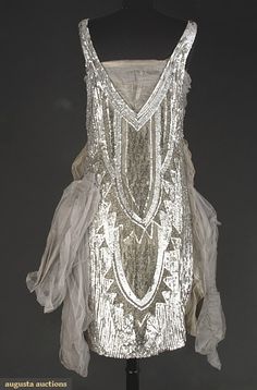 Silver & Grey Flapper Dress, 1920s. Grey silk tulle over pewter lamè covered in matte silver sequins and beads. Dressing Deco, 20s Clothing, Flapper Dress 1920s, 1920's Fashion, 30s Fashion, Roaring 20's, 20s Fashion