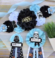 Superhero Baby Shower, Maternity Sash, Black White Baby Shower, Mommy To Be Pin, Superhero Comic Daddy To Be Pin ❤ This  Sash & Pin Set was made especially for a Baby Shower or a Photo Prop.  * Maternity Sash: This sash has eleven flowers in Lt. Blue, Black, & White colors embellished with rhinestones and pearls. The ribbon sash is 80'' (2 meters) long. *Mommy to Be Pin: This pin measures approx. 11" from top of the flower to the bottom of the ribbon.  *Daddy to Be Pin: This pin measures approx. Star Wars Baby Shower Corsage, Starwars Baby Shower Ideas Boys, Star Wars Baby Shower Favors, Star Wars Baby Shower Ideas, Star Wars Baby Shower Decorations, Baby Shower Star Wars, Star Wars Centerpiece, Nemo Baby Shower, Frida Baby