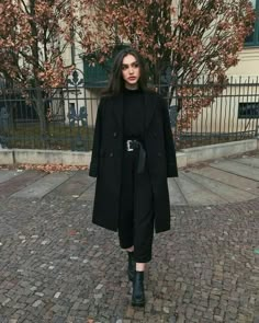 Stile Hijab, Shein Outfits, Black Clothing, Fashion Blogger Style, All Black Outfit, Coat Outfits