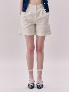 This is LOVLOV’s clean-cut shorts feature a sturdy cotton twill fabric with minimal shape deformation, making them durable pants. Designed with a slightly flared A-line silhouette that starts from the high waist, they offer versatility for formal looks when paired with shirts, knits, or jackets. The mid-length design complements various tops and is not too short, making it suitable for daily wear. The advantage lies in its ability to maintain a tight fit without becoming loose during movement. - Ideal for daily wear- Can be styled with various tops to create different looks- Enhanced practicality with side pockets- The back pocket is adorned with a luxurious gold metal decoration for added sophistication Chic Cotton Bottoms With Short Inseam, Modern Bottoms With Built-in Shorts For Spring, Modern High-waisted Shorts For Summer, Modern High Waist Summer Shorts, Modern Spring Shorts With Belt Loops, Chic Bottoms With Built-in Shorts In Cotton, Chic Cotton Shorts, Modern Short Inseam Bottoms For Summer, Chic Short-leg Cotton Bottoms