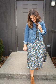 Modest Skirt Outfits Casual, Style A Floral Dress, Ready For Autumn, Outfits Vestidos, Look Casual Chic, Stylish Short Dresses, Trendy Fall Outfits, Cozy Chic, Fashion Mistakes