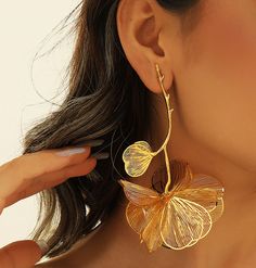 Large Statement Earrings, Large gold tone cascading flower dangle pierced earrings. Surprisingly Lightweight These floral inspired earrings are just perfect for those who adore statement jewelry, which makes them a great finishing touch to any bridal, evening or cocktail party outfit. 💕Thank you for visiting CaitlynArtStudio. We are always trying to provide you the best quality jewelry at an affordable price. Made with lots of love and care. Please feel free to contact me with Custom Orders or Any Questions. 💕Processing time is 1-3 business days. We'll ship them out as soon as your order is made, and you'll be notified once the package has been shipped. 💕To see more products, Please visit my store: https://www.etsy.com/shop/CaitlynArtStudio Gold Flower Earrings For Spring Party, Flower Shaped Chandelier Earrings, Metal Earrings With Flower Charm For Party, Gold Dangle Earrings With Flower Decoration, Metal Party Earrings With Flower Charm, Gold Dangle Flower Earrings For Spring, Gold Earrings For Spring Party, Spring Party Gold Earrings, Single Gold Earring For Spring