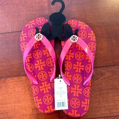 Tory Burch Brand New With Tags Party Fuchsia New Traveler Square Flip Flop Size 7 Gold Tone Logo Tory Burch Slides, Orange Flip Flops, Tory Burch Flip Flops, White Flip Flops, Miller Sandal, Platform Flip Flops, Tory Burch Sandals, Espadrilles Platform, Lace Up Wedges