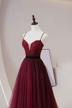 Burgundy Tüll Perlen Langes Abschlussballkleid, A-Line-Spaghetti-Gurt-Abendkleid
Silhouette: a-line
Material: Tulle
Taille: natürlich
Zurückdetails: Schnürung
Länge: Bodenlänge
Futter: Vollgekleidet
Eingebauter BH: Ja