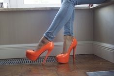 Well Dressed Woman Neon Pumps, Hak Tinggi, Neon Heels, Orange Heels, Orange Shoes, Prom Shoes, Hot Shoes, Pink Heels, Crazy Shoes